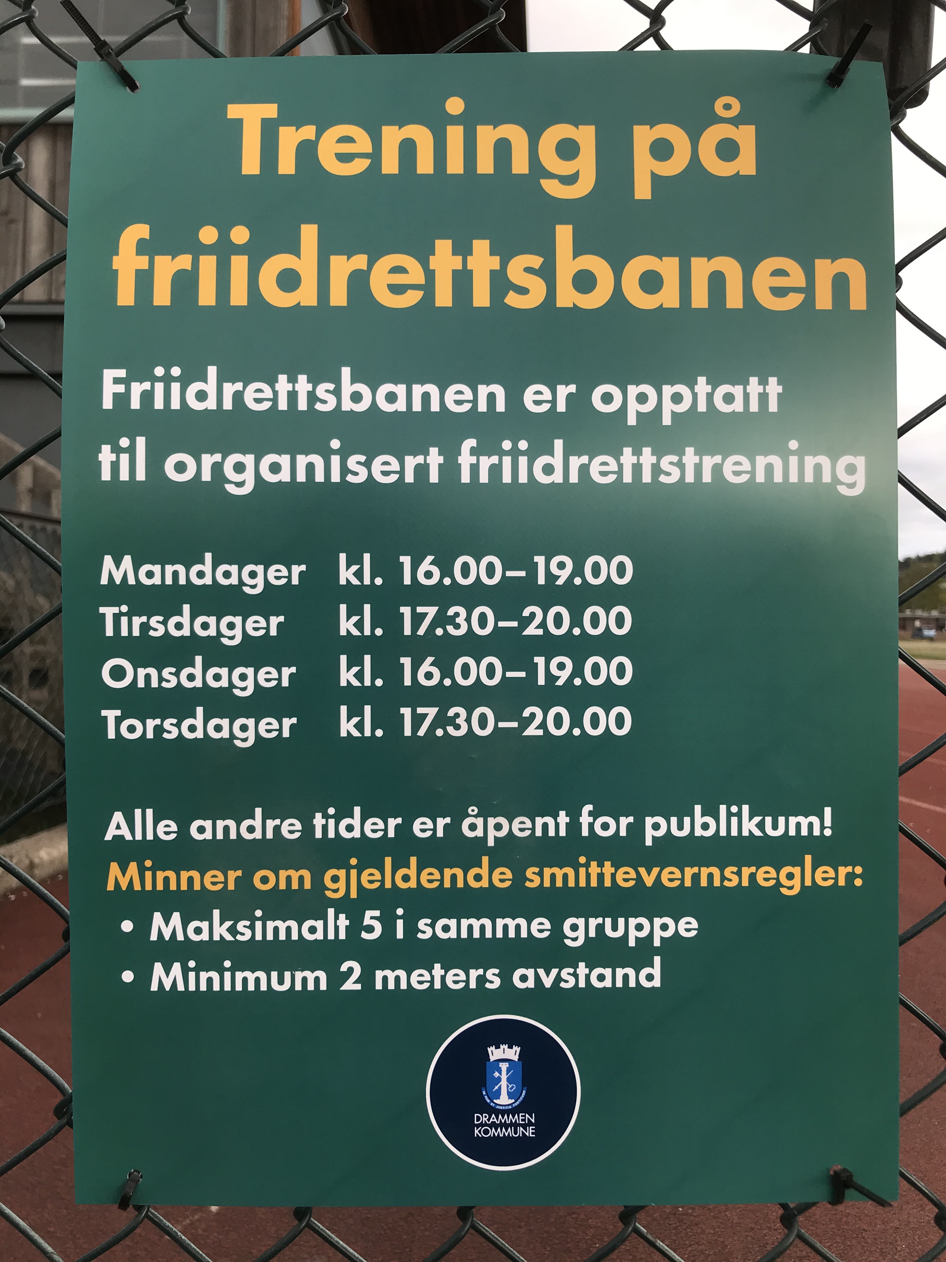 Info-plakater om hensyn og trening på Marienlyst friidrettsbane.