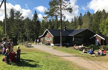 Hellashytta er åpen hver søndag fra 2.mai - kl.10:30 til 15:00.