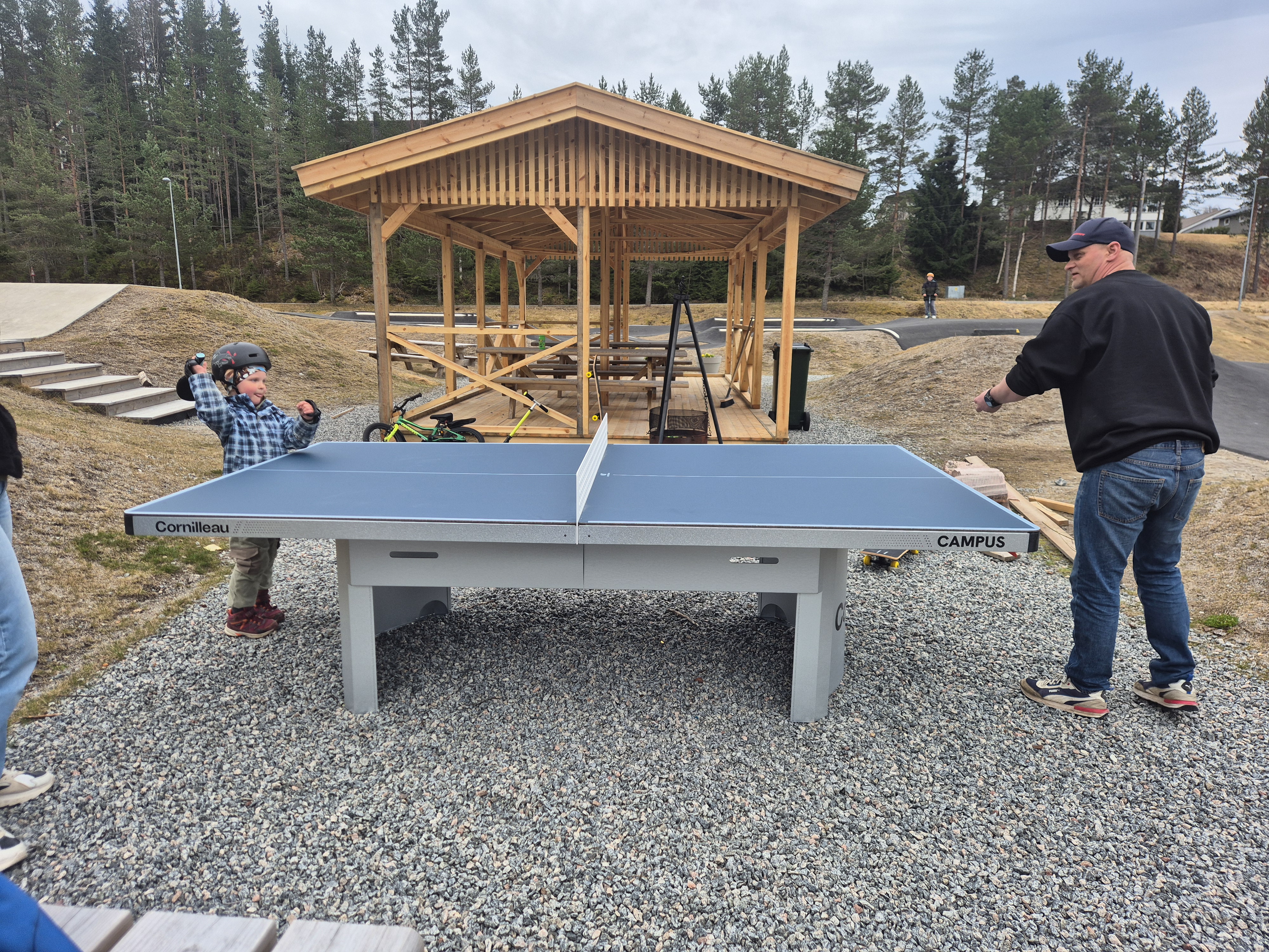 Bordtennisbord nå på plass i aktivitetsparken