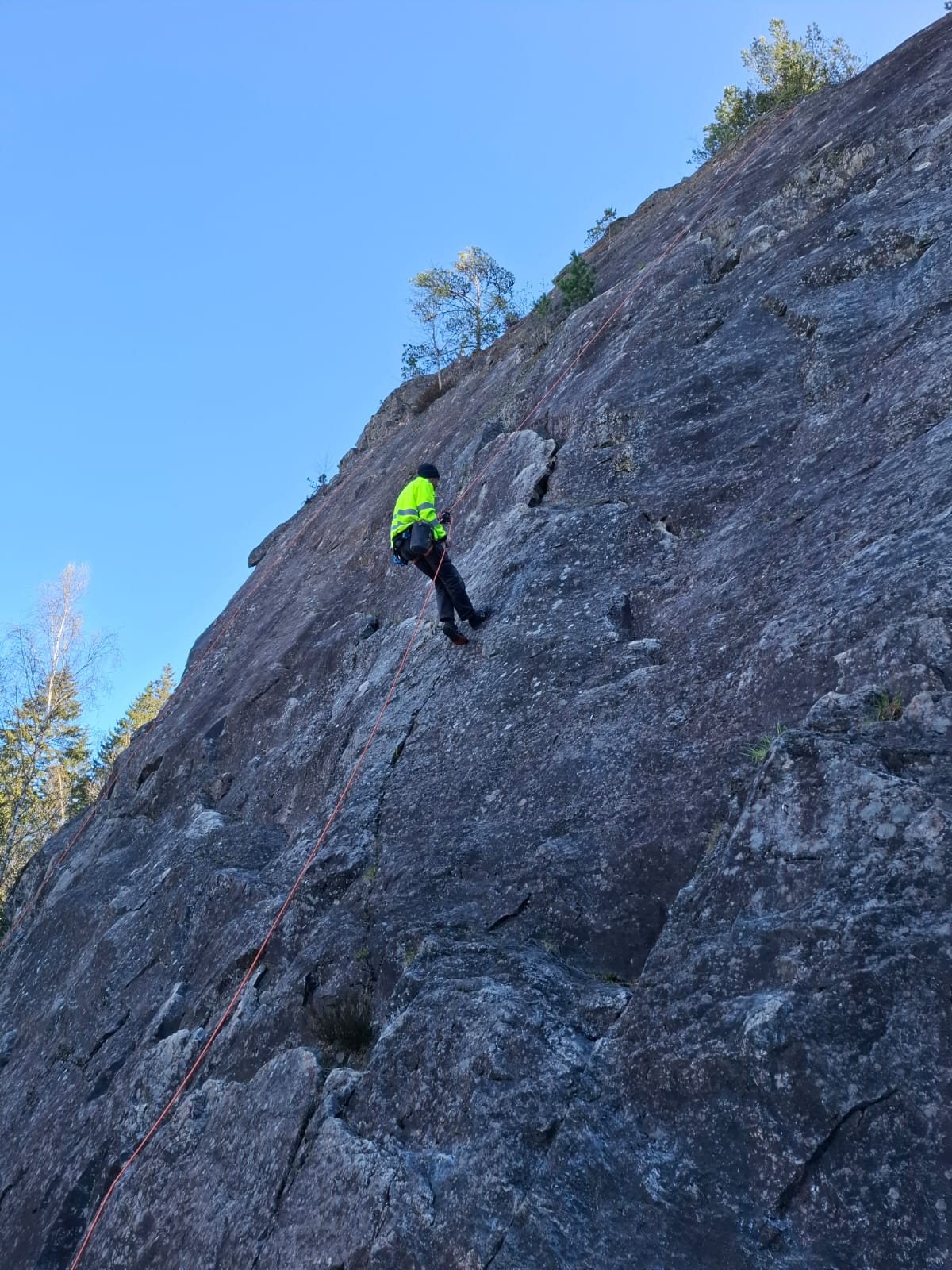 Byttet utstyr i veggen på Hvalsberget og Utsikten