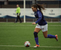Anna Aahjem kommer nå til Lyn fra Hødd etter å ha trent med Lyn tidligere i sommer, og skal umiddelbart lånes ut til ØHIL ut sesongen. 19-åringen fra Sunnmøre startet fotballkarrieren sin i Åheim,