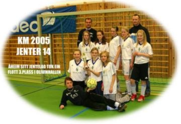 Framme: Mariell S. Thue, 2. rekke fra venstre: Jill Aa. Hole, May-Britt Thue, Elise Løvold, 3. rekke fra venstre: Thea K. Løvold, Ida Karlsen, Ine Flister, Anne Hellebust og Benedikte Hellebust. Bakerst oppmann Jon A. Thue og trener Jan Magnus Thue