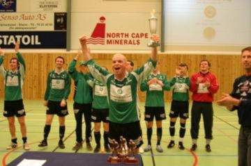 Knut Olav Aarsnes løfter pokalen, Volda er vinner av Rica Parkett Cup 2004 