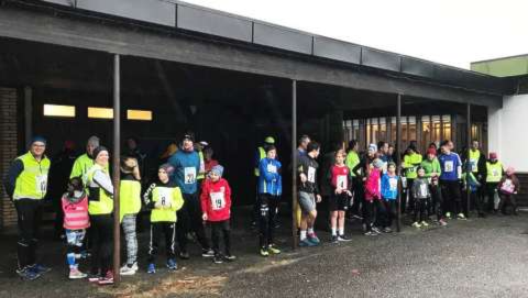 KLARE: Eit fyldig startfelt på nesten seksti deltakarar før start. Og jammen fann vi enkelte med kortbukse sjølv på ein andre juledag.