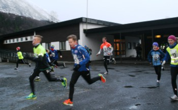RASKE KARAR: Fredrik Hovdevik, her i tet ut frå skulen, betra løyperekorden med 18 sekund. Også Martin Skorge viser stigande form og persa med 34 sekund.