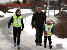 BAKTROPPEN: Desse tre hadde ein kjekk tur rundt løypa.