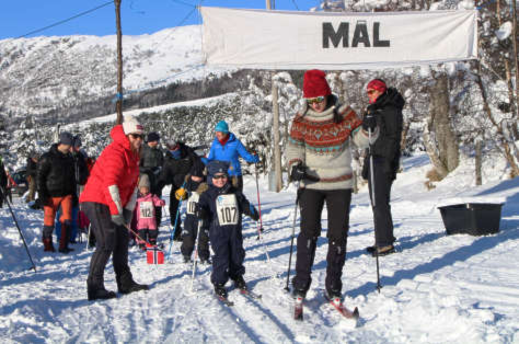 MED SOLBRILLER PÅ: Nokre fann til og med fram solbrillene. Filip Ekremsæter og mor Ann-Iren leg ut frå start. 