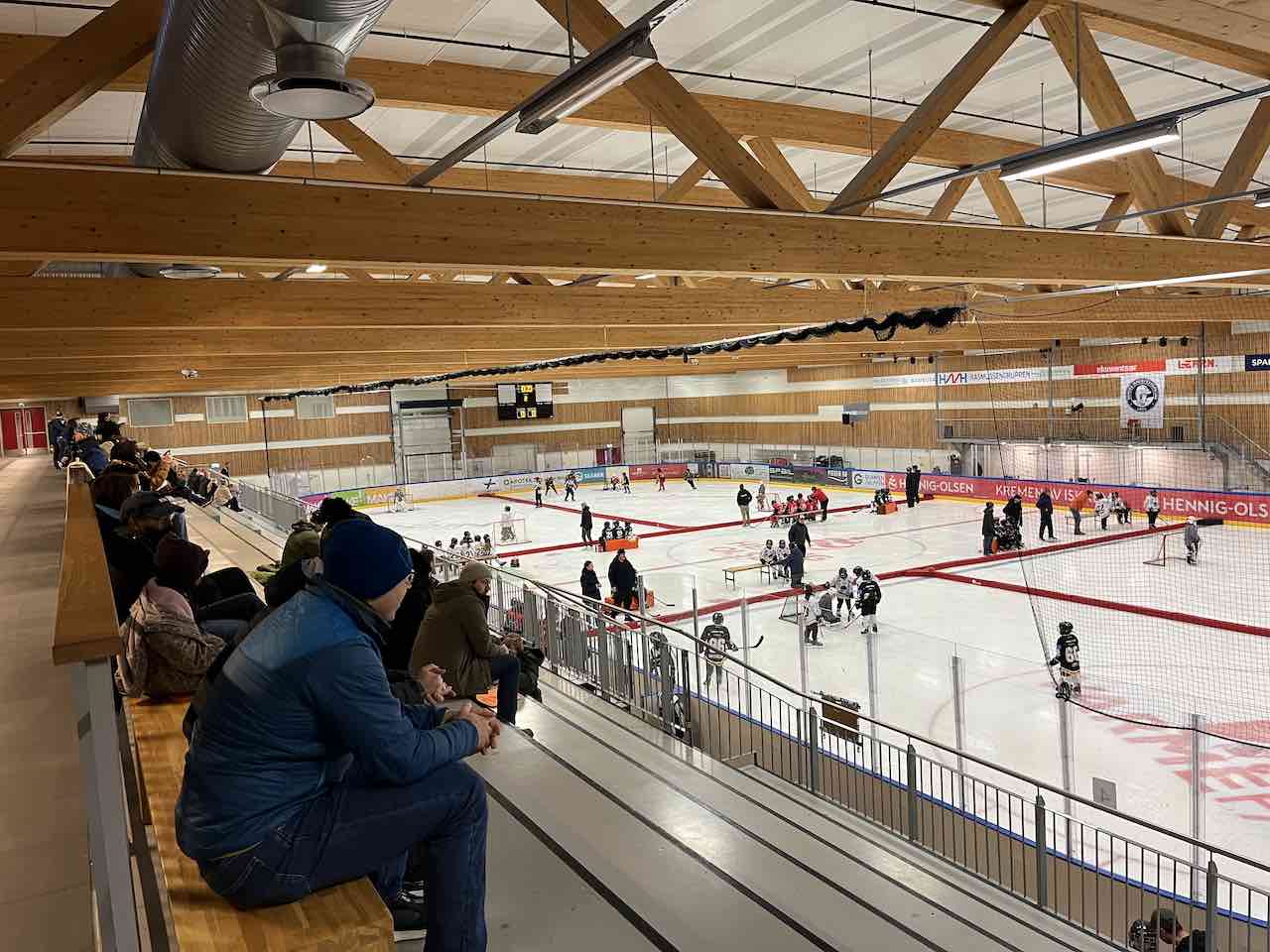 Full trøkk i ishallen i helga