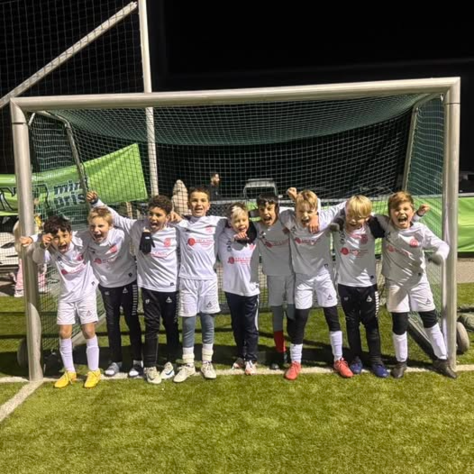 Kan være et bilde av fotball og tekst