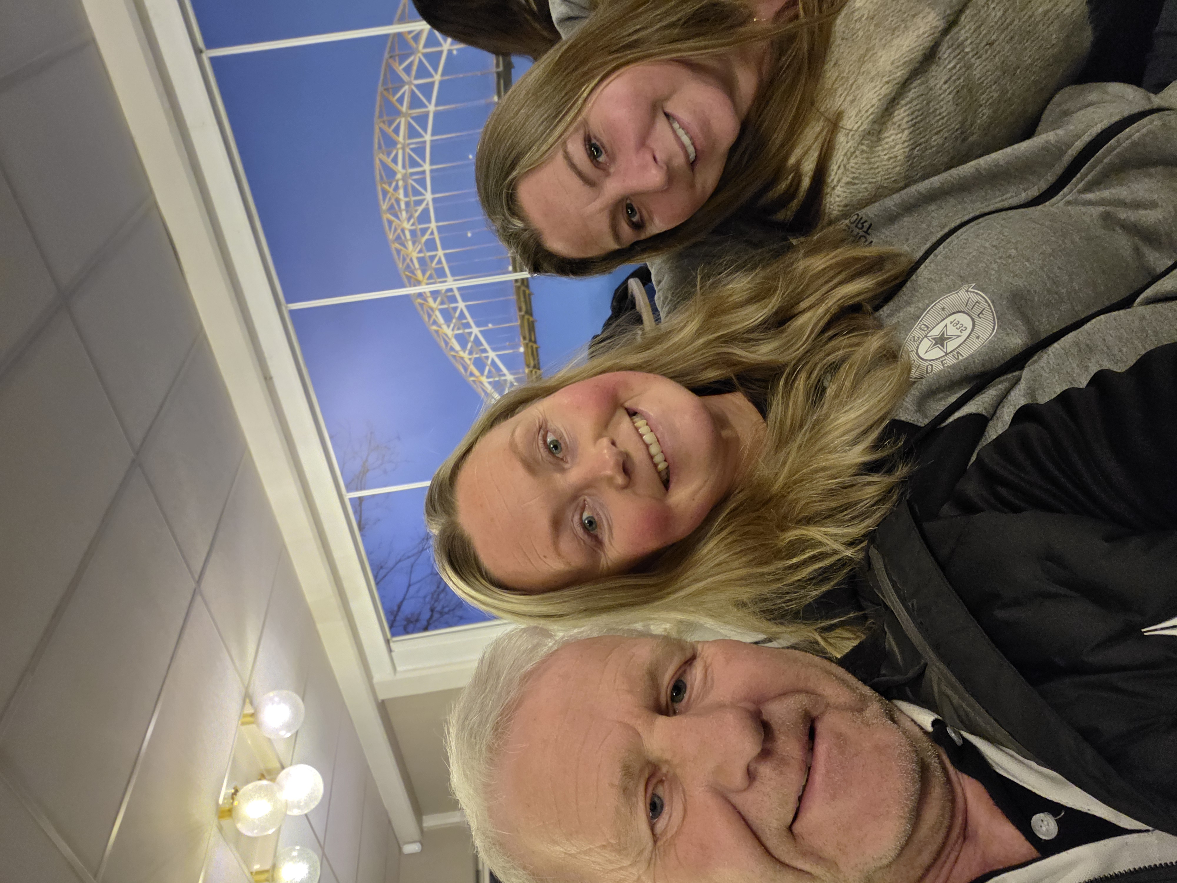 Image for 3 blide ansikter på møte hos Frid