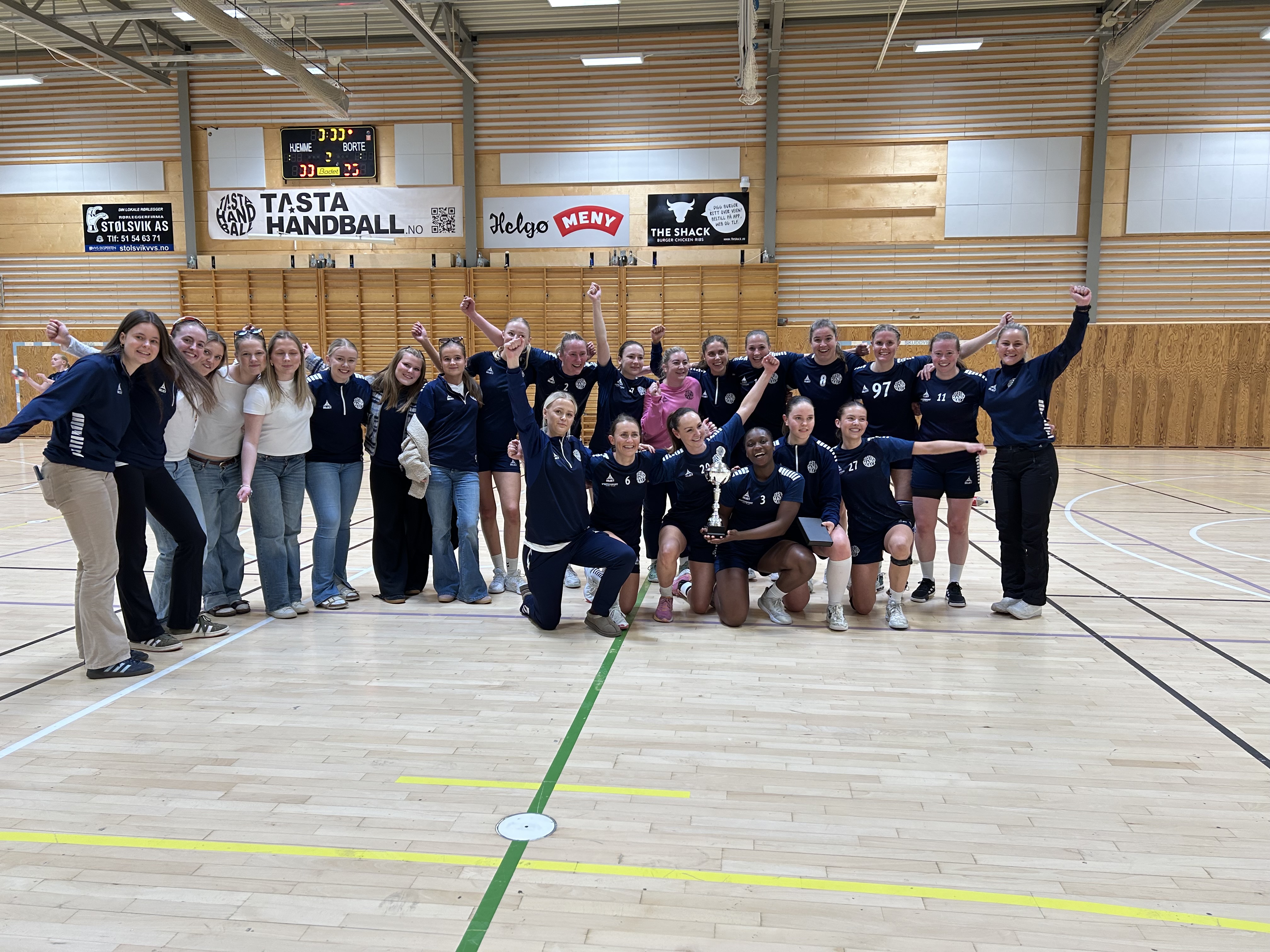 Image for Tasta-damene rykket opp til 3. divisjon – gikk ubeseiret gjennom sesongen