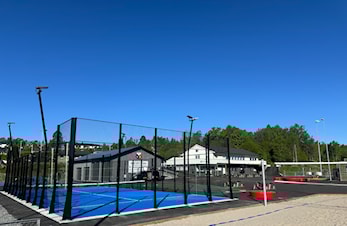 Padelbanen er åpen igjen etter skade- midlertidig vegg - ekstra rabatterte priser!