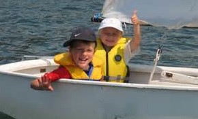 To barn i jolle som jubler