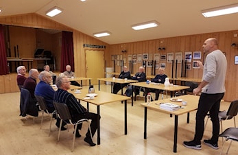 A-lagstreneren møter Ressursgruppa.