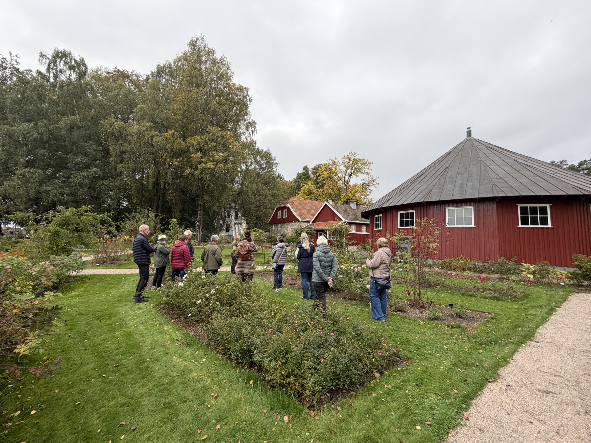 Hagevandring i høsthagen på Gimle Gård