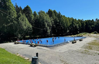 Nye benker på multisportbanen