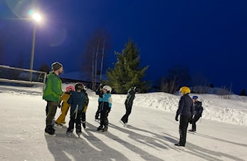 Gøy på flott skøytebane 💛💙💛