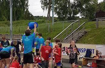 Ingen fotballskole uten vannkrig 💛💙💛