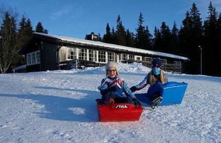 Hyttevakt med glade barn på serveringshytte i Vangsåsen