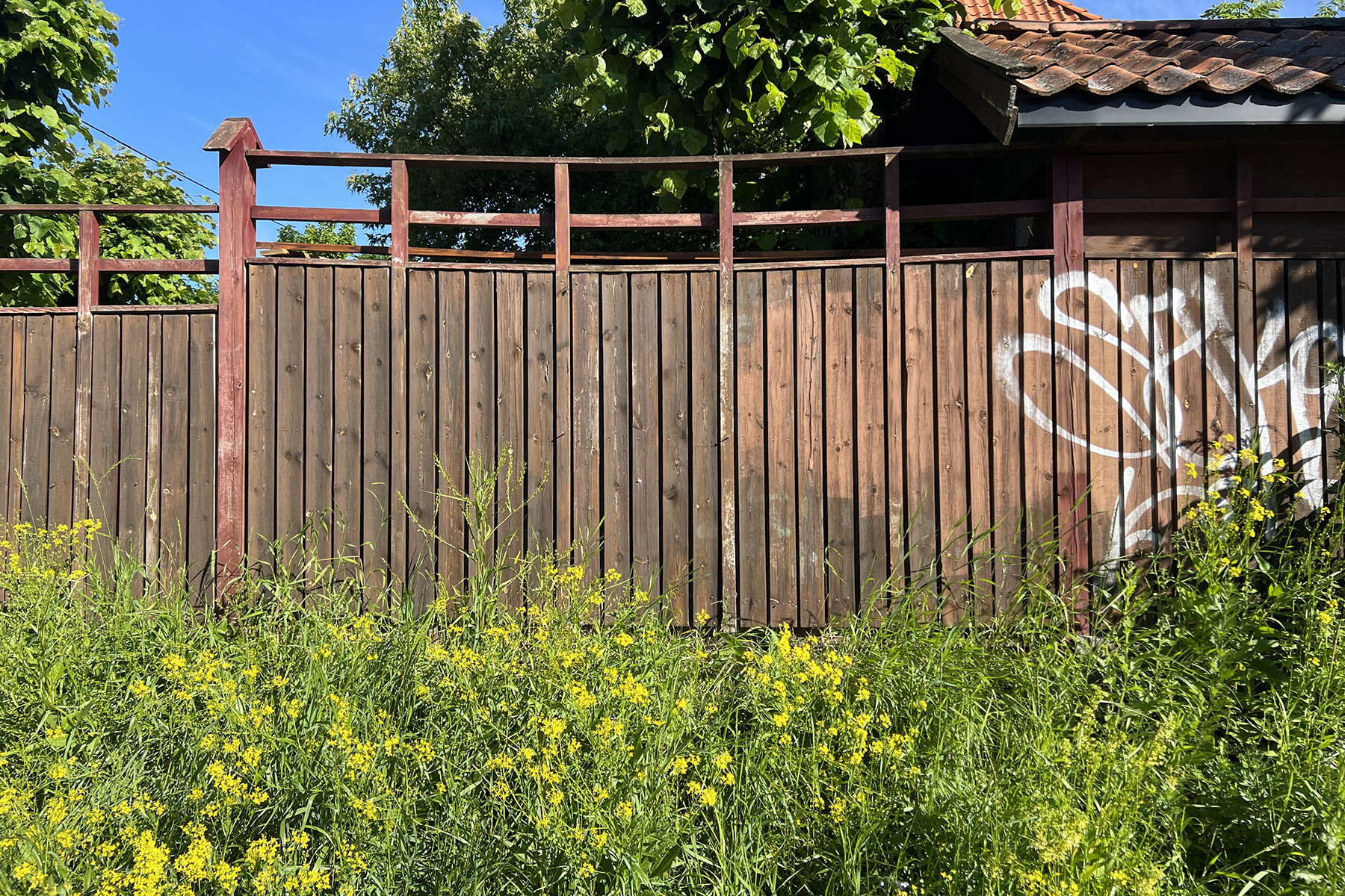 Husk å beise gjerder og støyskjermer