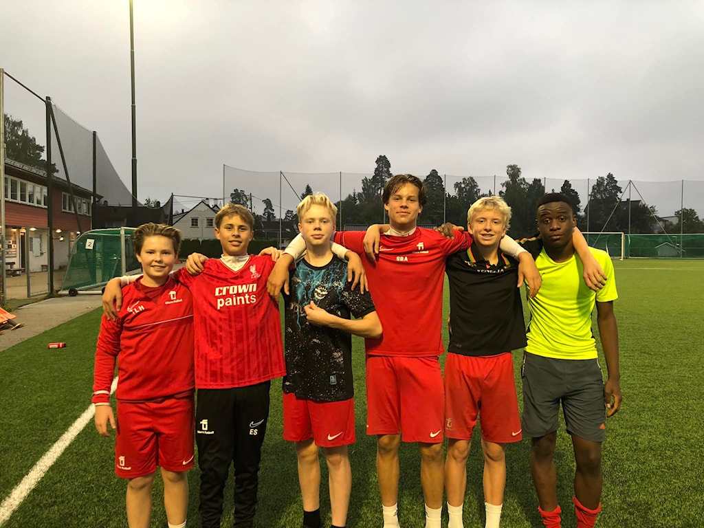Kan være et bilde av 2 personer, folk som spiller fotball, folk som spiller fotball og tekst