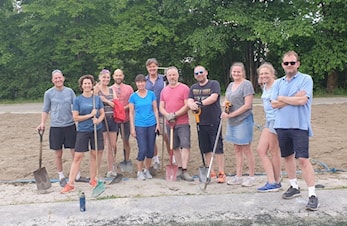 Tok en for laget - beachhåndballbanen er klar til bruk!