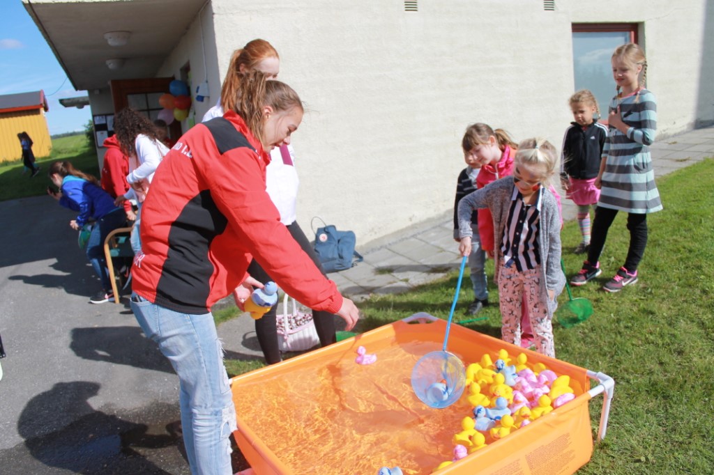 Svømmegruppa bidro under Barnas Dag