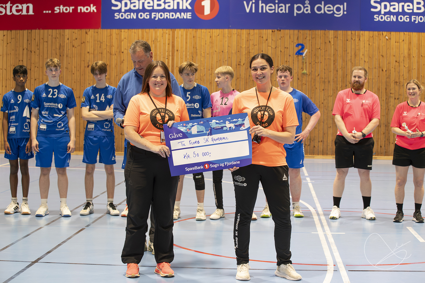 SpareBank 1 Sogn og Fjordane med en fantastisk gave på kr 50.000.- til Florø SK Handball og Vestkystcup 2026.