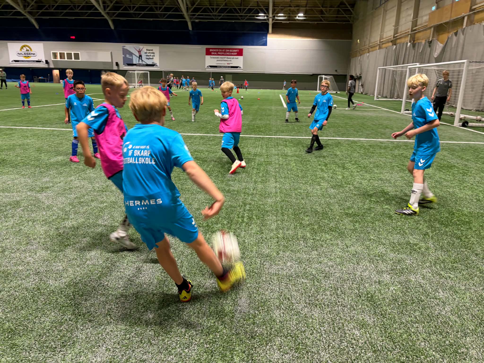 Fotballaktivitet under Hermes Fotballskole i Skarphallen