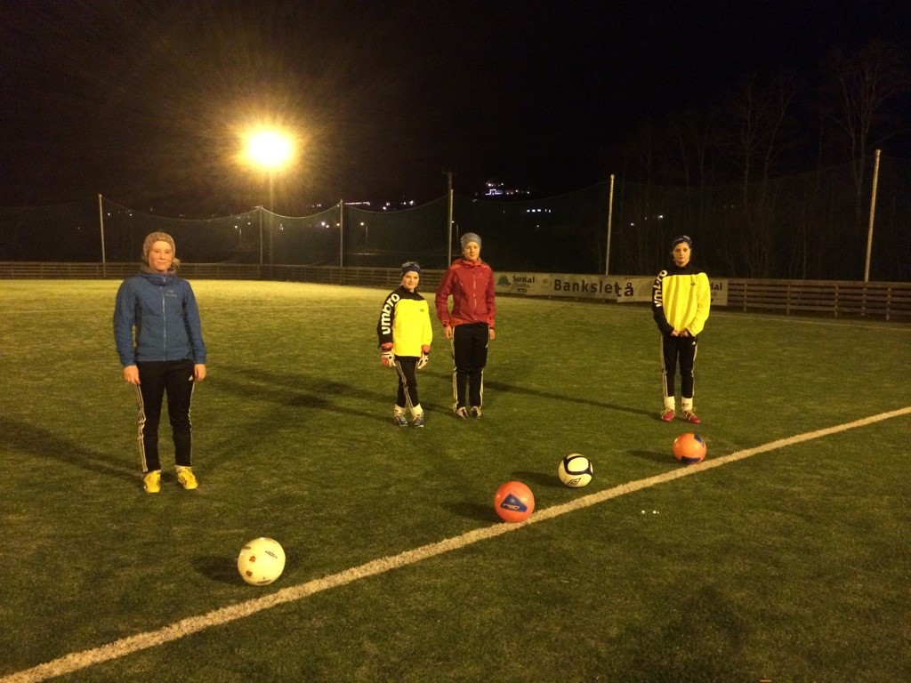 Ivrige jenter i full trening 6. juledag