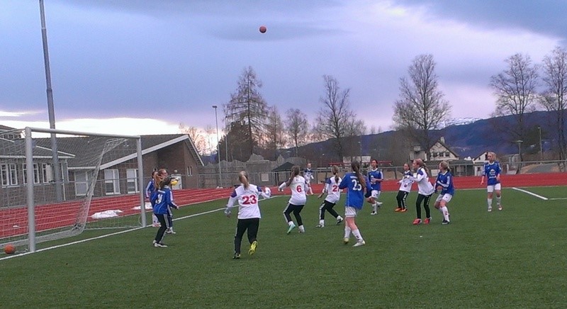 J14 med målrik treningskamp mot Surnadal