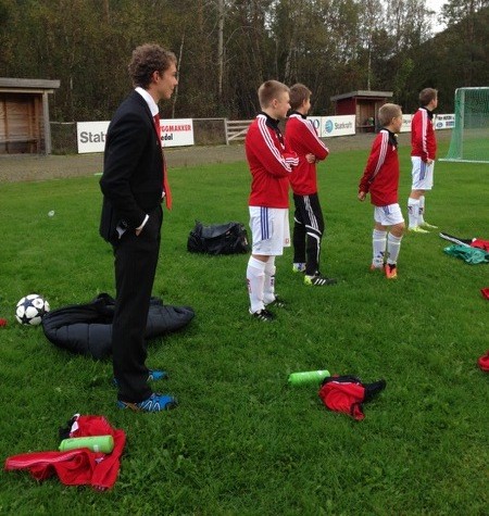 Treneren med ulastelig antrekk i serieavslutningen :-)