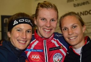 Silje på pallen sammen med verdens to beste