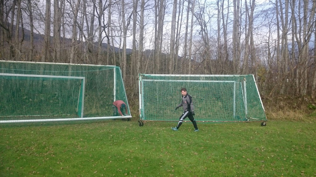 Dugnad med fotballsjokoladekake :-)