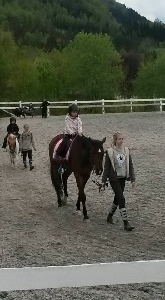 Oline Tanstad med Fireline fremst, Emilia Lorentzen med Amanda bak.