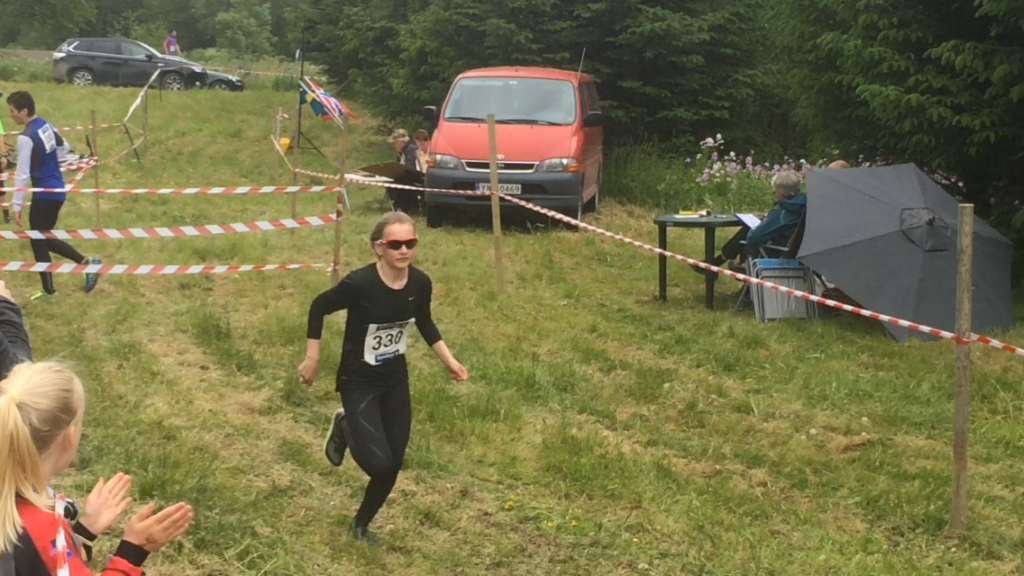 Bernt Emil veksler med Thea Helen i Fættenfjorden.
