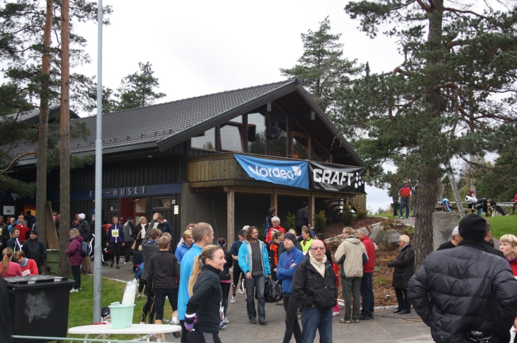 Folksomt foran huset.JPG