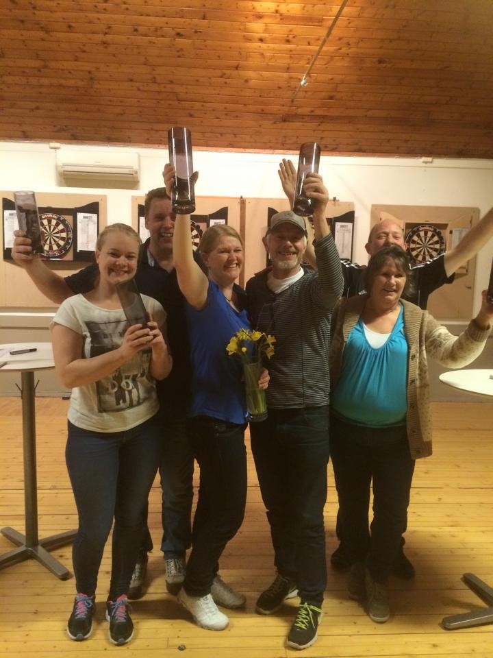 Påskedart 2015. Bilde av alle vinnerne i mix, herer og damer samt et bonusbilde av kveldens arrangements leder.