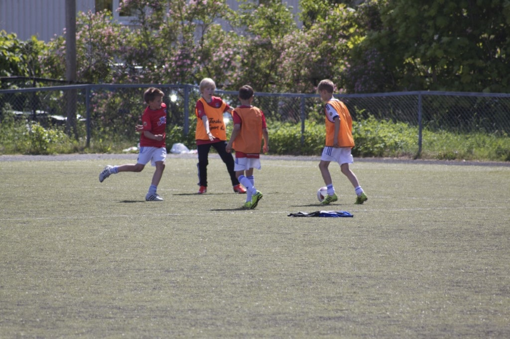 De eldste guttene spiller possesion. Foto: Eivind Sollie