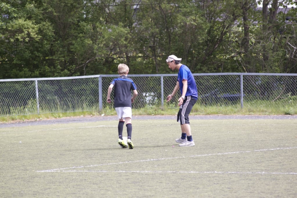 Martin instruerer hvordan man skal sidestille seg som førsteforsvarer. Foto: Eivind Sollie