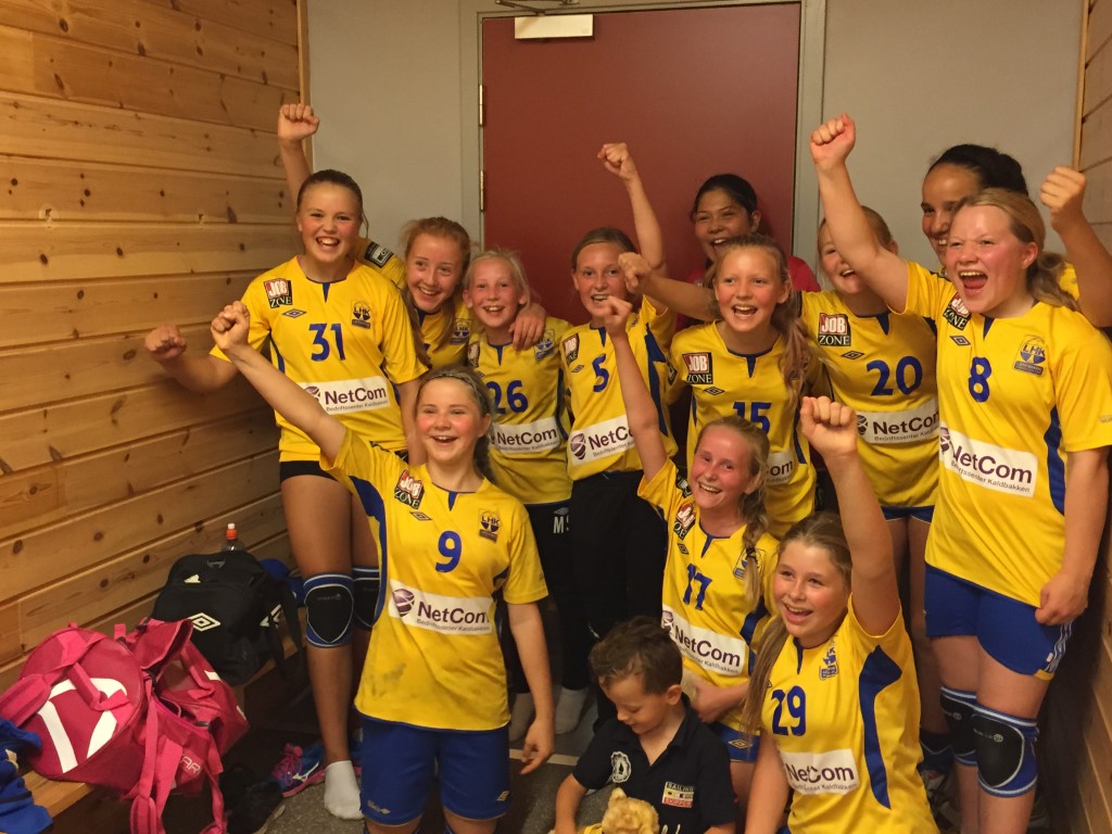 Trippel seriedebut for J2003