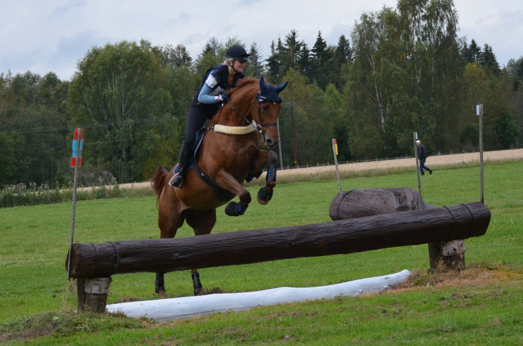 Ida og Malin med plasseringer i 90cm feltritt på Skedsmo