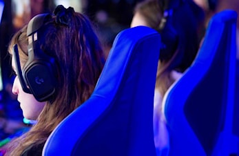 Spill e-sport med kollegaene