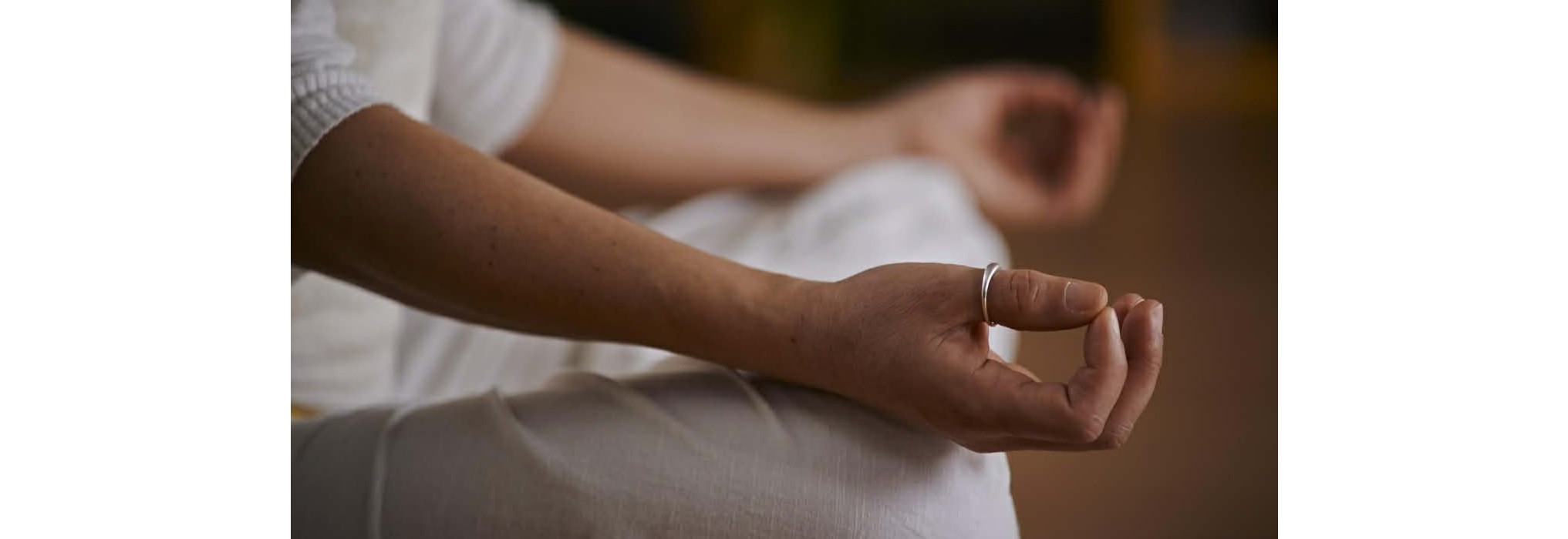 4 økter i grunnleggende yoga, meditasjon og avspenning