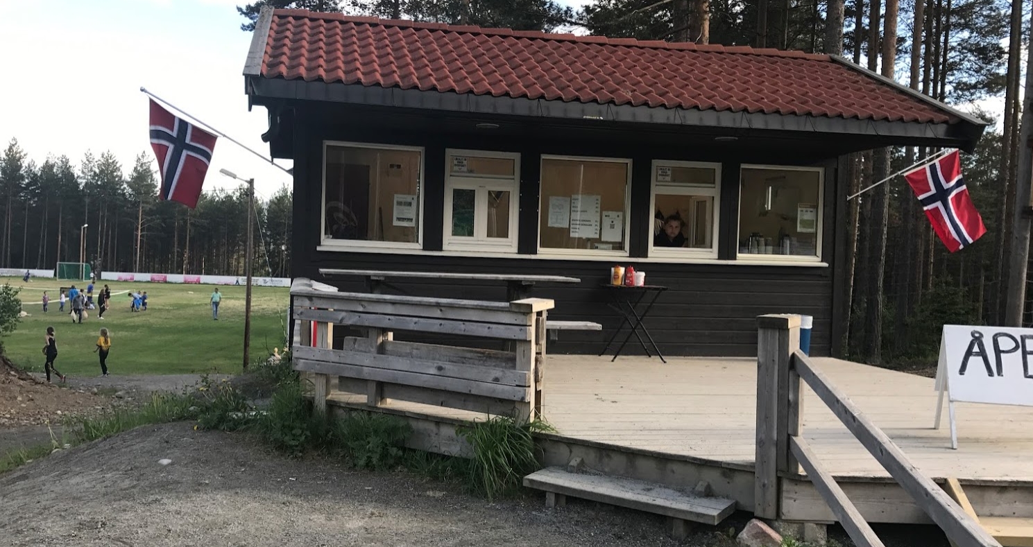 Åpnet pølsebua med ny trener