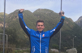 Magnus vann slegge under UM i Sandnes.