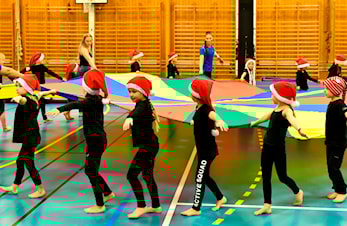 Juleshow med store og små gymnaster.