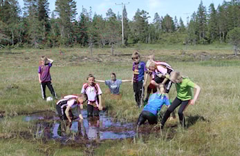Sesongoppstart treninger med myrfotball og bading