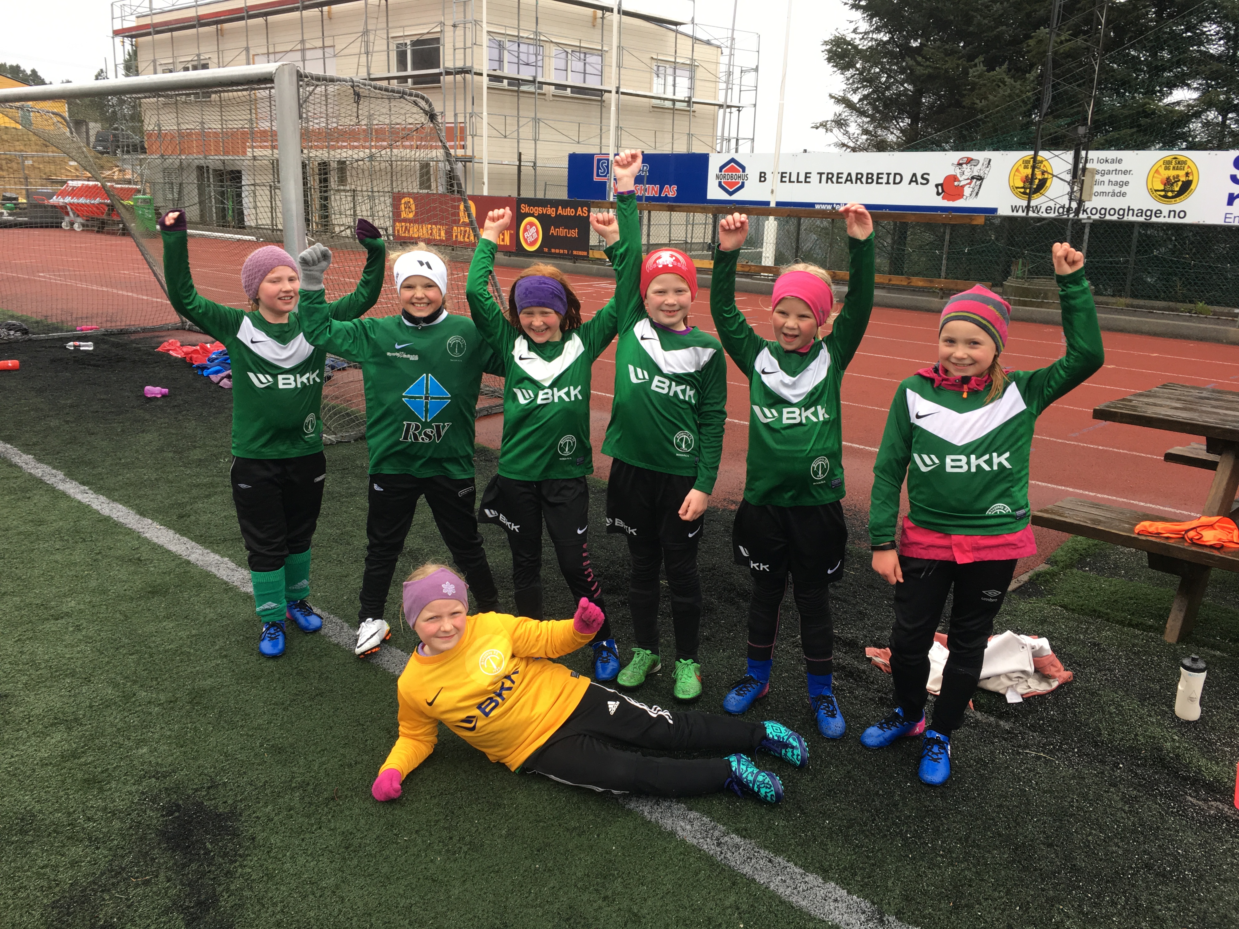 Første heimekamp for Skogsvåg Girls 09/10