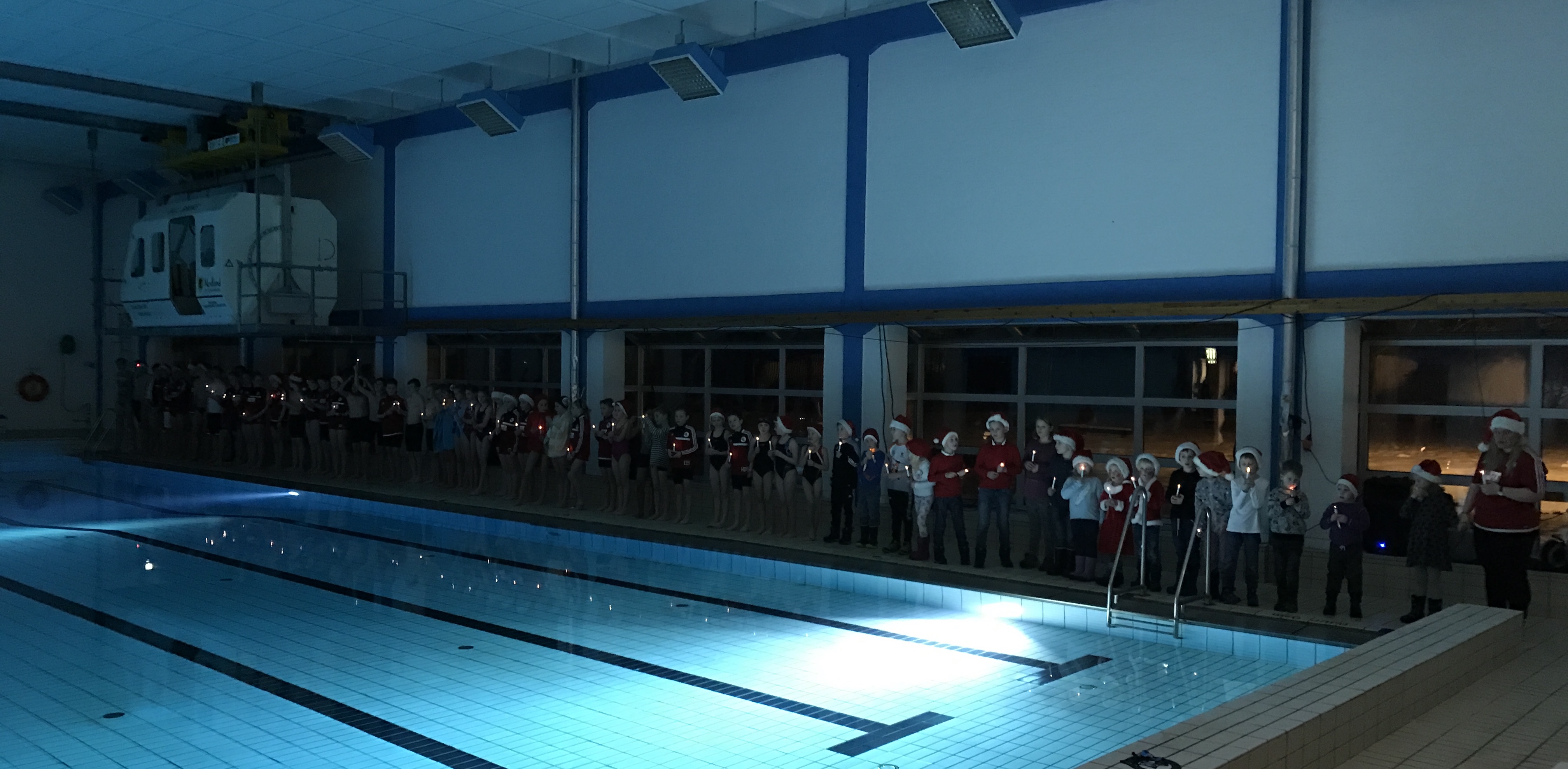 Stemningsbilde fra årets Julesvømming